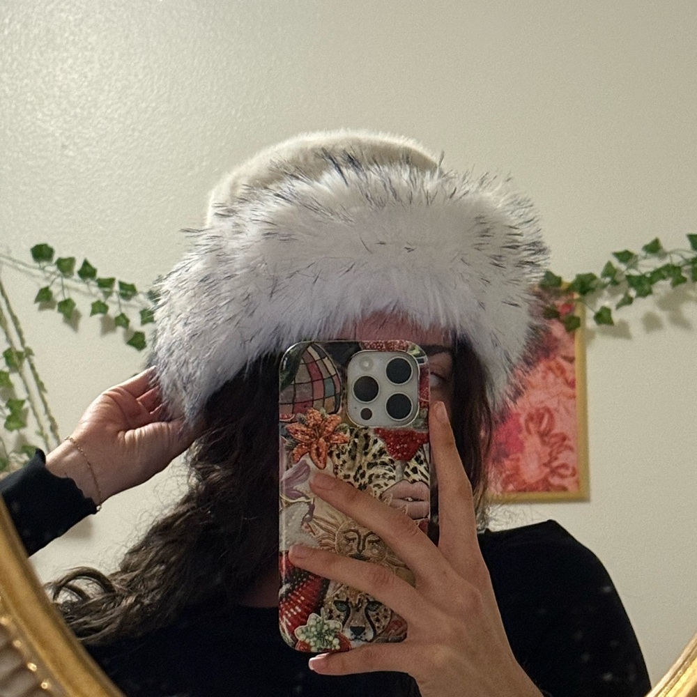 Elegant White Faux Fur winter bucket Hat